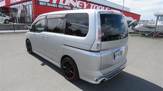 2006 Nissan Serena - Thumbnail