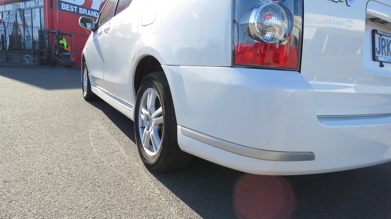 2005 Mazda MPV