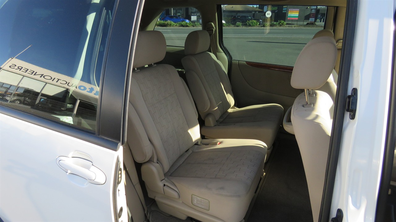 2005 Mazda MPV