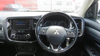 2016 Mitsubishi Outlander - Thumbnail
