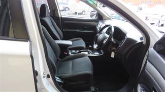 2016 Mitsubishi Outlander - Thumbnail