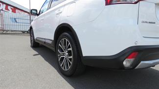 2016 Mitsubishi Outlander - Thumbnail