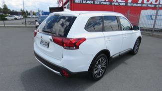 2016 Mitsubishi Outlander - Thumbnail