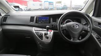2008 Toyota Isis - Thumbnail