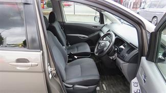 2008 Toyota Isis - Thumbnail