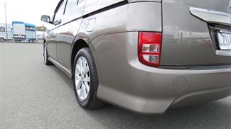 2008 Toyota Isis - Thumbnail