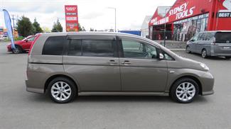 2008 Toyota Isis - Thumbnail