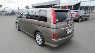 2008 Toyota Isis - Thumbnail