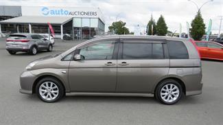 2008 Toyota Isis - Thumbnail