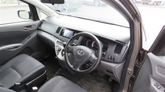 2008 Toyota Isis - Thumbnail