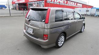 2008 Toyota Isis - Thumbnail