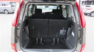 2008 Toyota Isis - Thumbnail