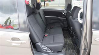 2008 Toyota Isis - Thumbnail