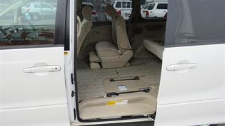 2005 Toyota Estima - Thumbnail