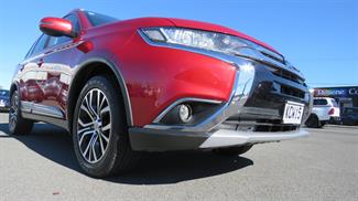 2016 Mitsubishi Outlander - Thumbnail