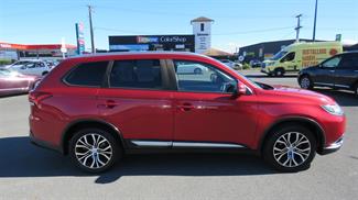 2016 Mitsubishi Outlander - Thumbnail