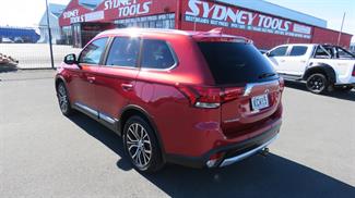 2016 Mitsubishi Outlander - Thumbnail