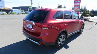2016 Mitsubishi Outlander - Thumbnail