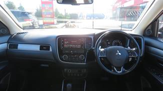 2016 Mitsubishi Outlander - Thumbnail