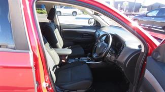 2016 Mitsubishi Outlander - Thumbnail