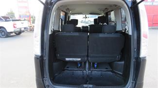 2010 Nissan Serena - Thumbnail