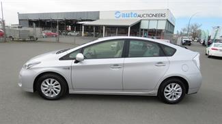 2014 Toyota Prius - Thumbnail