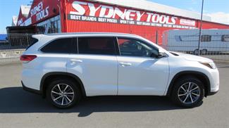 2017 Toyota Highlander - Thumbnail