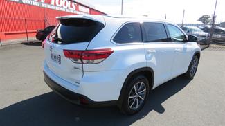 2017 Toyota Highlander - Thumbnail