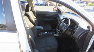 2021 Mitsubishi Outlander - Thumbnail