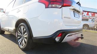 2021 Mitsubishi Outlander - Thumbnail