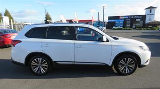 2021 Mitsubishi Outlander - Thumbnail