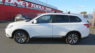 2021 Mitsubishi Outlander - Thumbnail