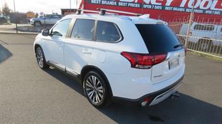 2021 Mitsubishi Outlander - Thumbnail