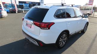 2021 Mitsubishi Outlander - Thumbnail