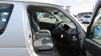 2010 Toyota Hiace - Thumbnail