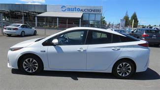 2022 Toyota Prius - Thumbnail