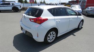 2012 Toyota Auris - Thumbnail