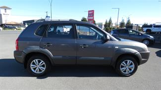 2010 Hyundai Tucson - Thumbnail