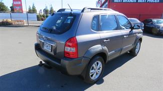 2010 Hyundai Tucson - Thumbnail