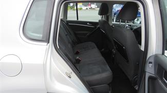 2013 Volkswagen Tiguan - Thumbnail