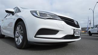 2019 Holden Astra - Thumbnail